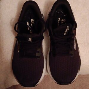 Brooks size 8 black